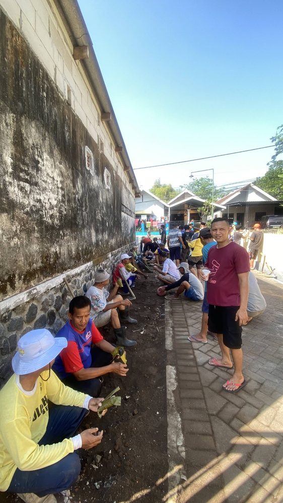 Kerja bakti perataan tanah perluasan lahan masjid
